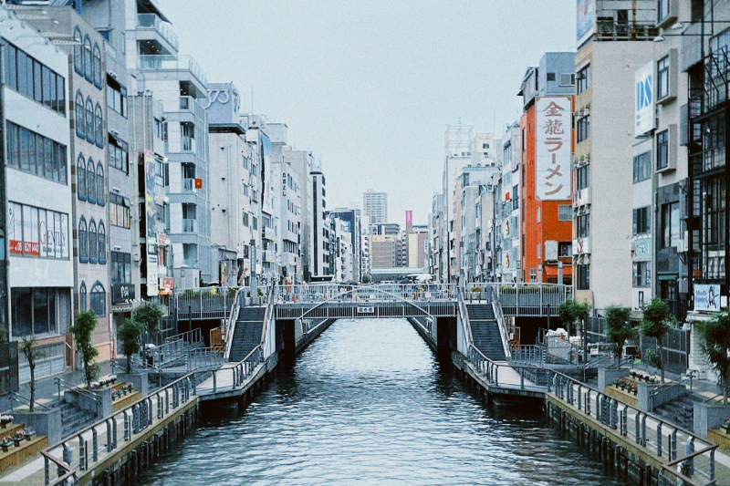 川を挟んだ繁華街の様子。大阪・道頓堀