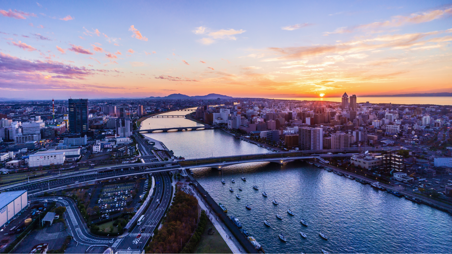 新潟市の風景。信濃川と柳都大橋を上空から見下ろした写真
