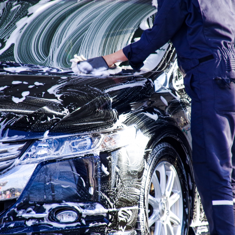 車を洗車している様子