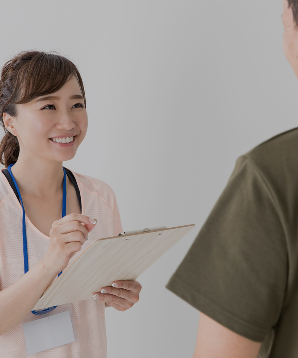 アンケートを取っている女性